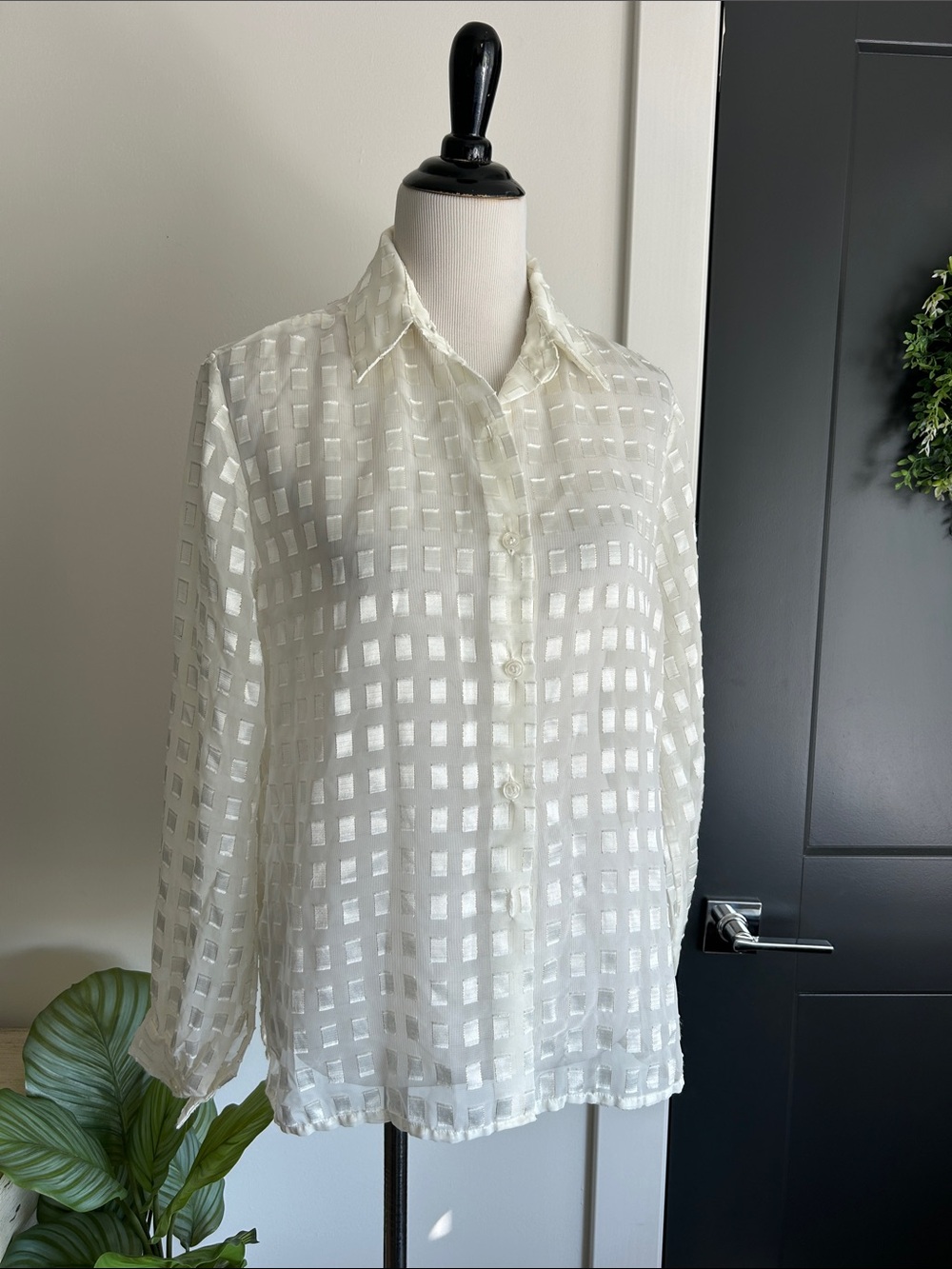 🌺🌼 M Classic sheer elegant Cream Check-Pattern Long Sleeve Shirt